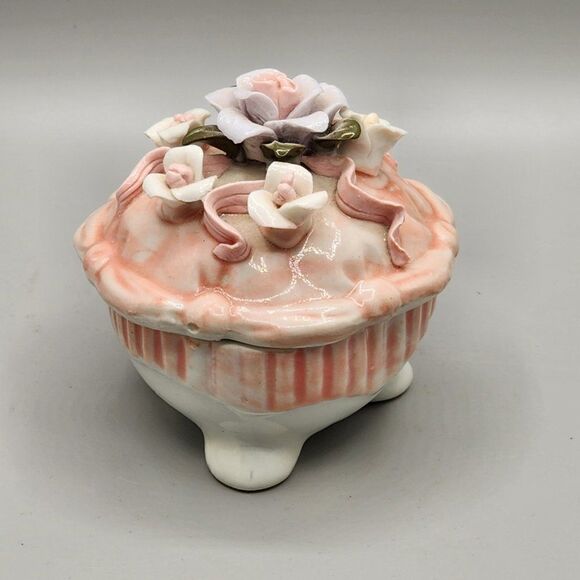 Vingage Ceramic 3D Floral Trinket Box Roses Pink White Footed Heart - Picture 3 of 8